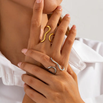 Soliana Abstract Line Ring