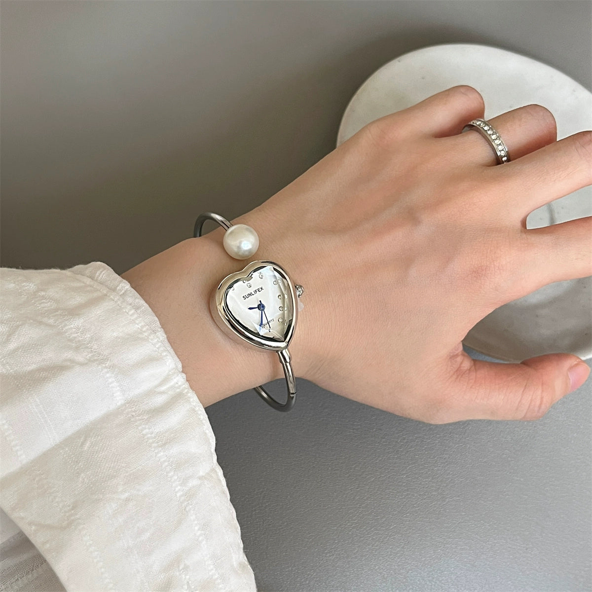 Livvy Pearl Bracelet Watch - Silver Band White Face (Heart Dial) [Z1WDYXHE]
