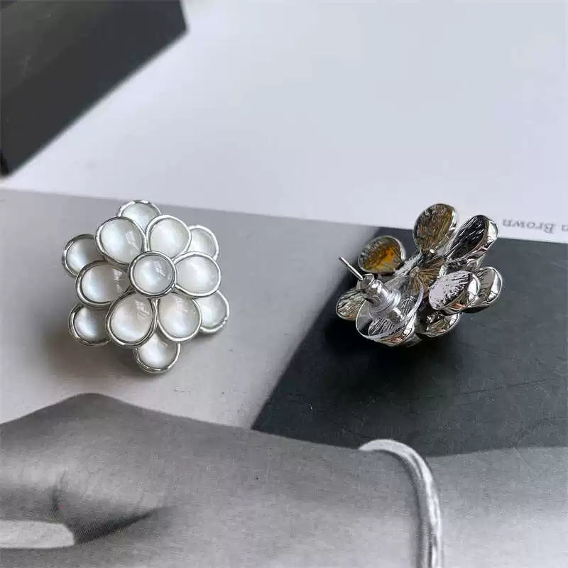 Juana Mother-of-Pearl Camellia Earrings - White Pair [HYS7U96S]