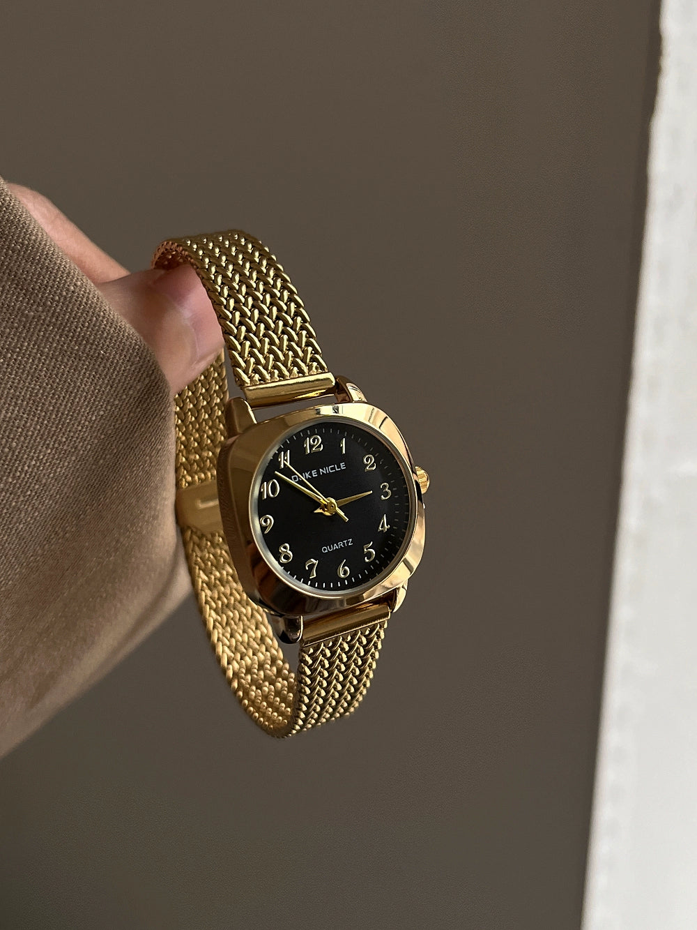 Mckenzi Vintage Square Mesh Watch - Gold Strap, Black Face [E6UZKJRO]