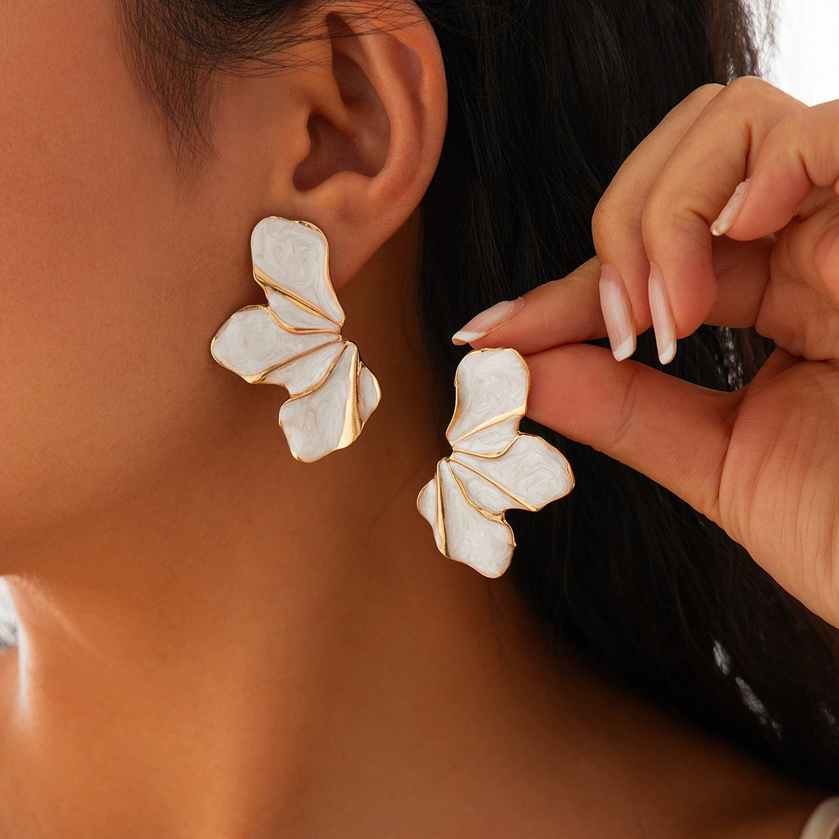 Hadasa Gradient Petal Drop Earrings - White [23MOMZ0S]