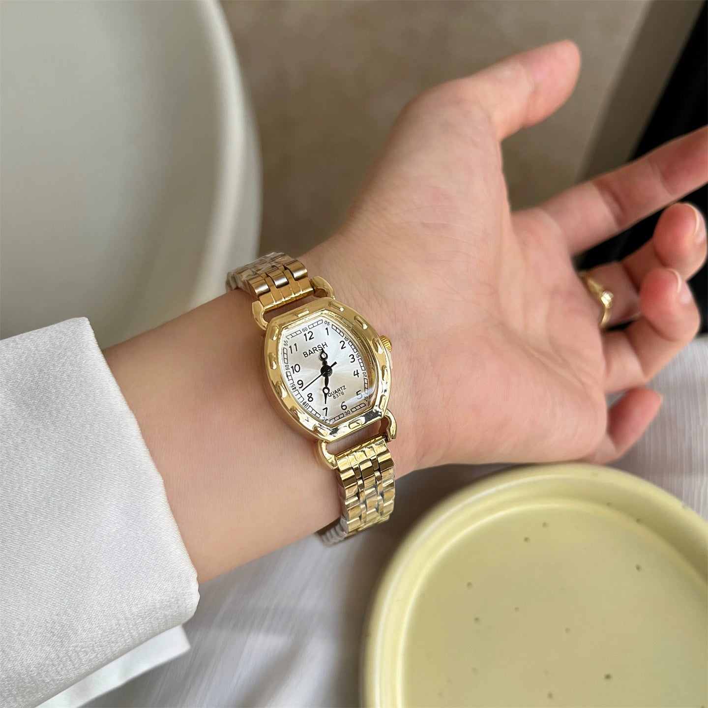 Aaryn Delicate Barrel Watch - Gold Band White Dial (Numeric) [HIBU4U2J]
