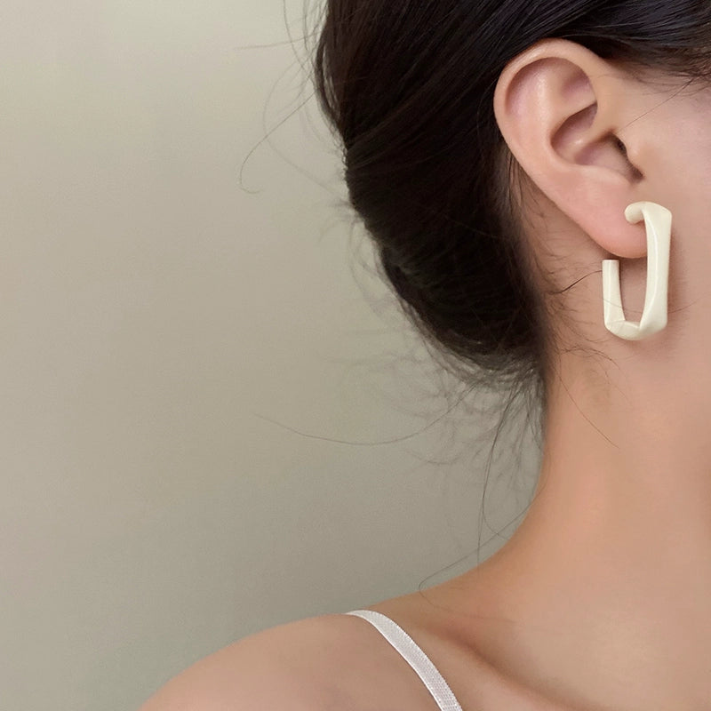 Kristy Sculptural Cream Earrings - Creamy White [GHVOGA2N]