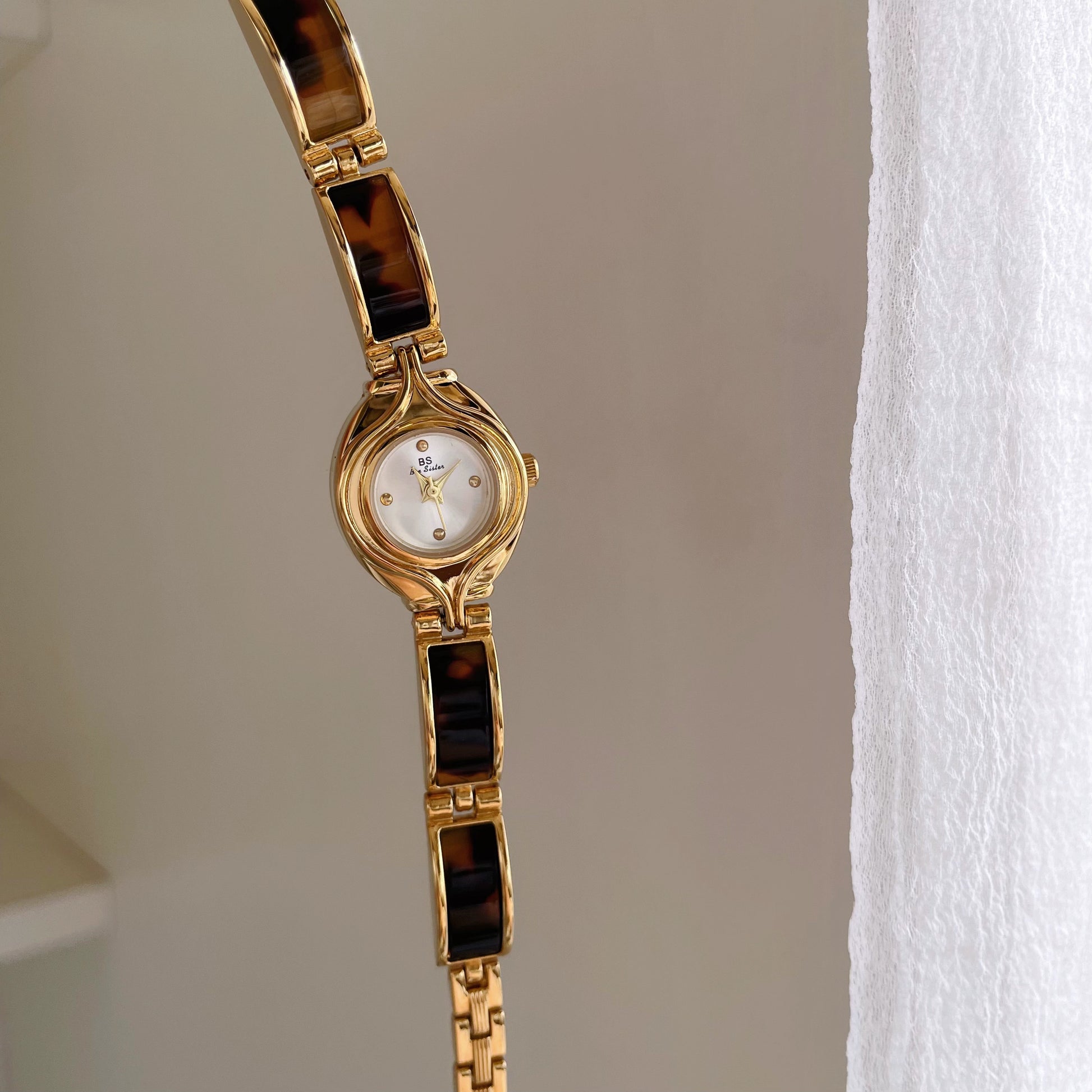 Carlyn Amber Bracelet Watch - Amber White Face [MM7VHE5A]