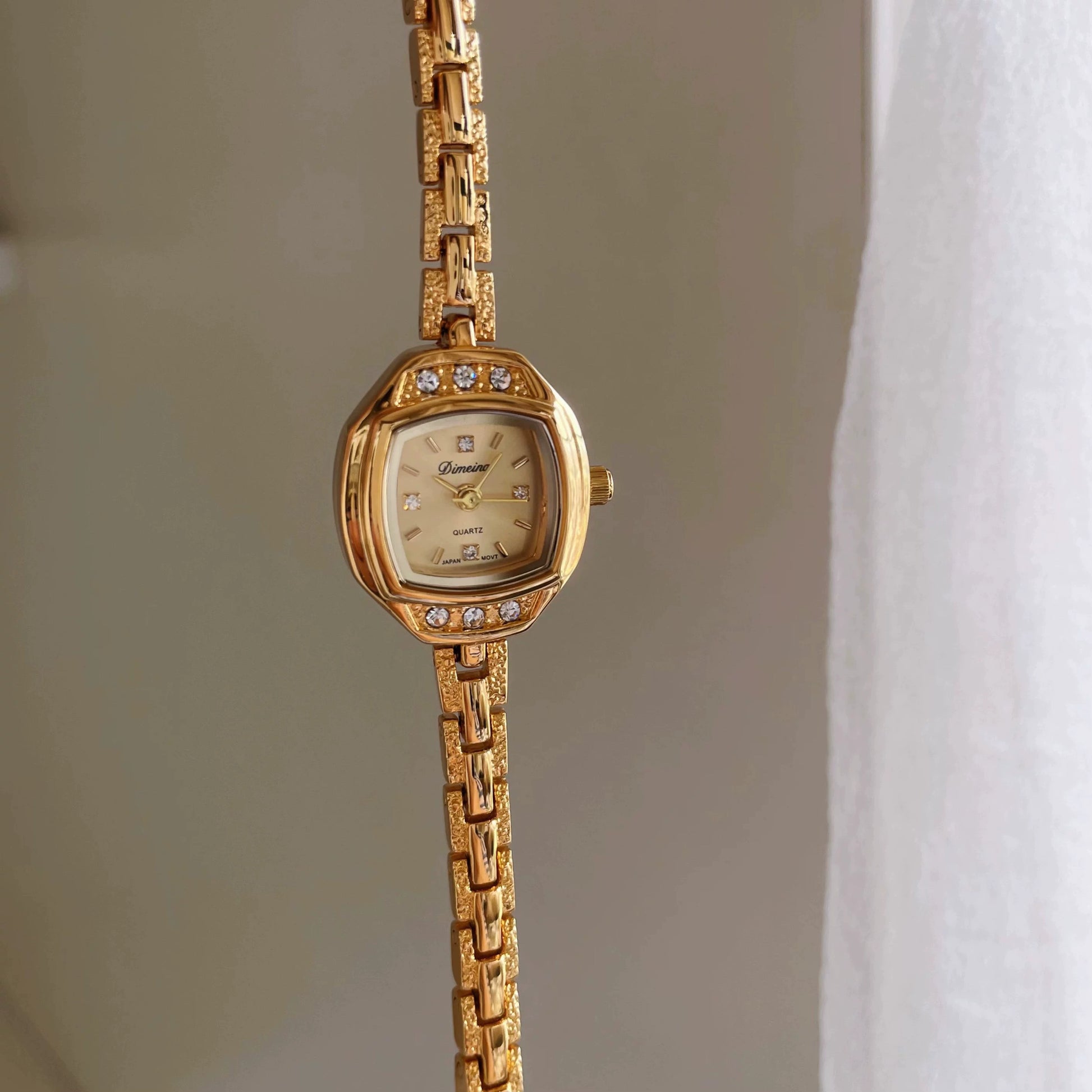 Shelbie Mini Gold Bracelet Watch - Square-Round Dial (Small) [8H2AUHZA]