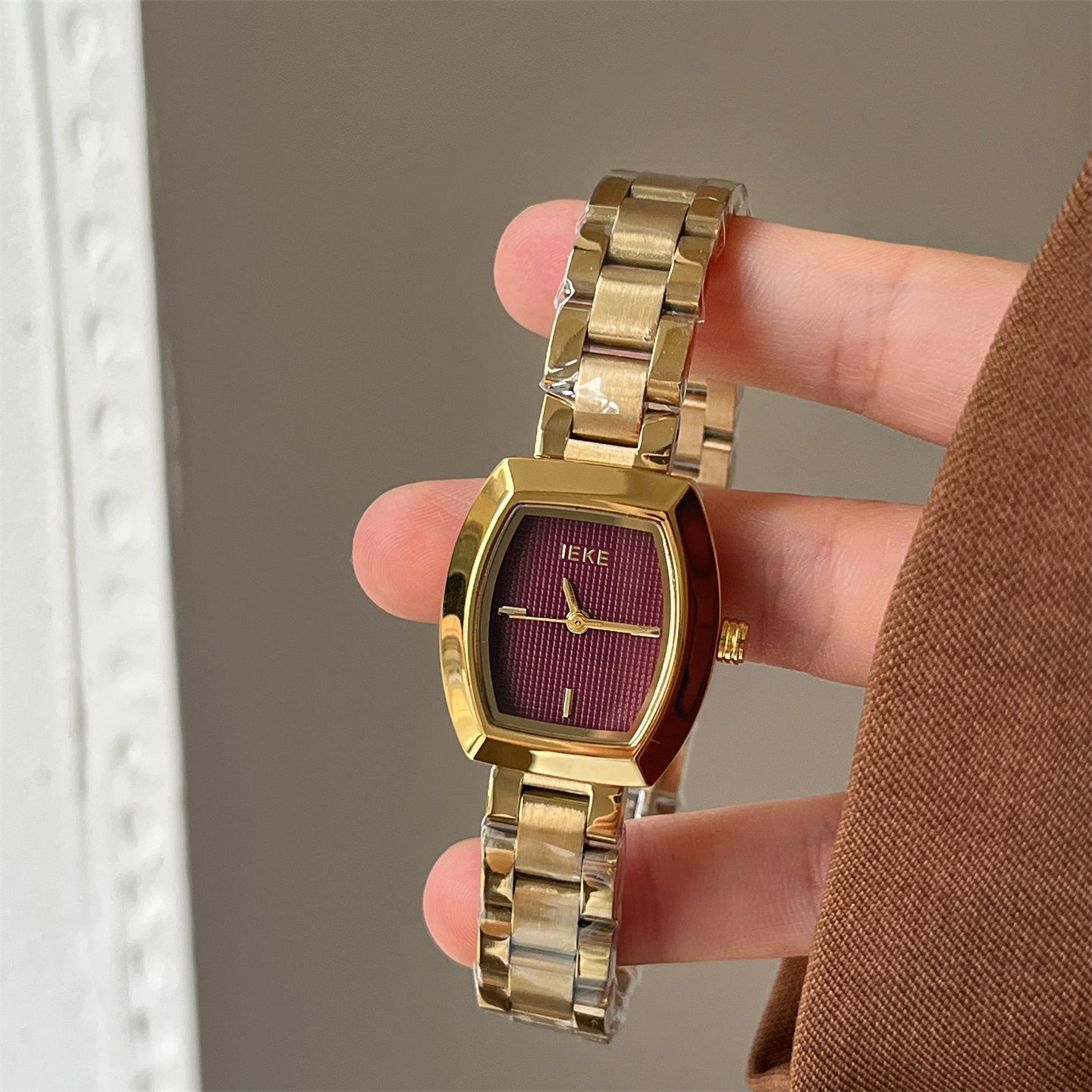 Yui Barrel Gold Wristwatch - Gold Strap Red Face [MAI2JNQY]