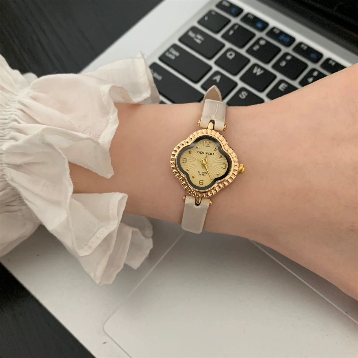 Faye Four-Leaf Clover Watch - Milk White [2MPWU99L]