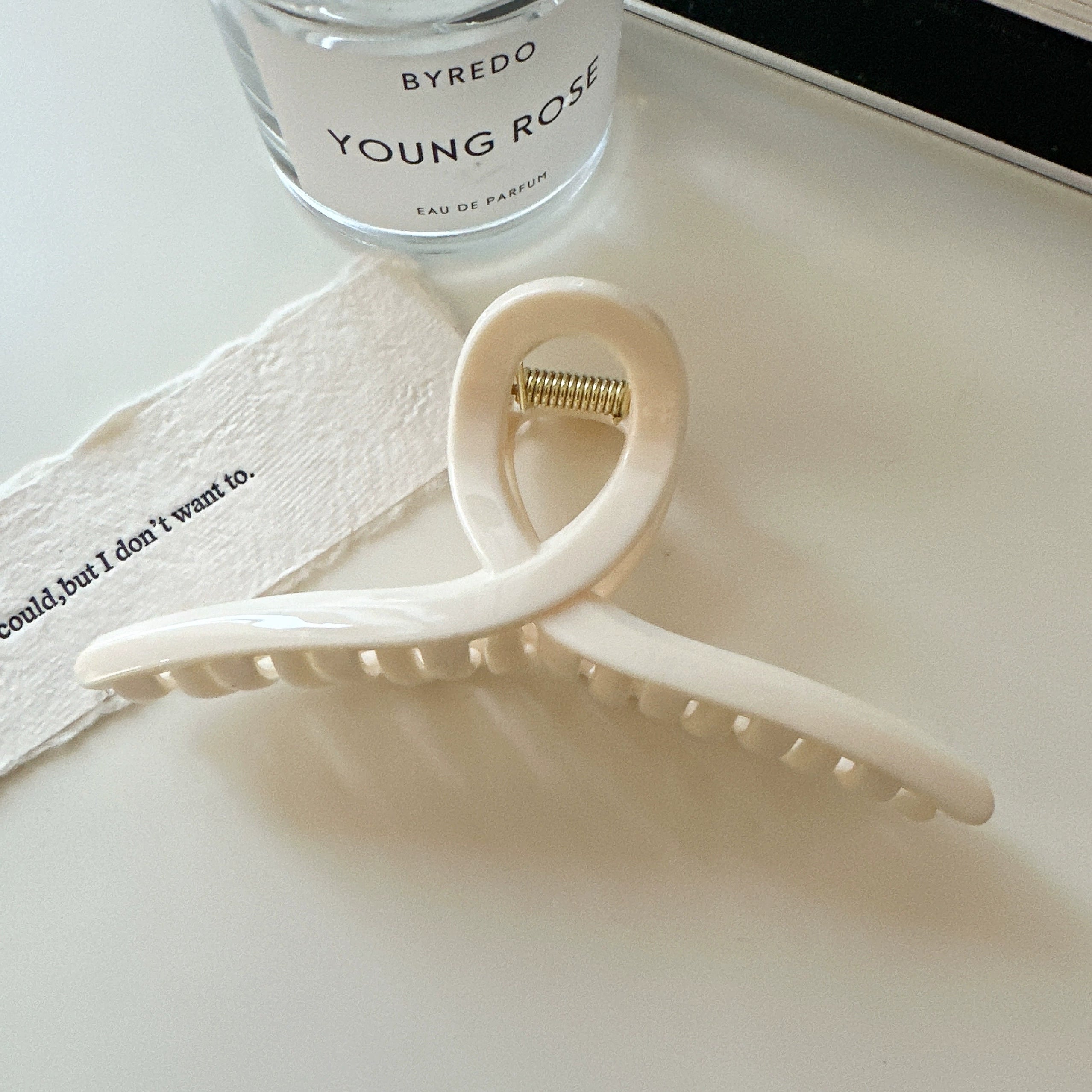 Zarina Elegant Claw Clip - Cross White [1YCRV41E]