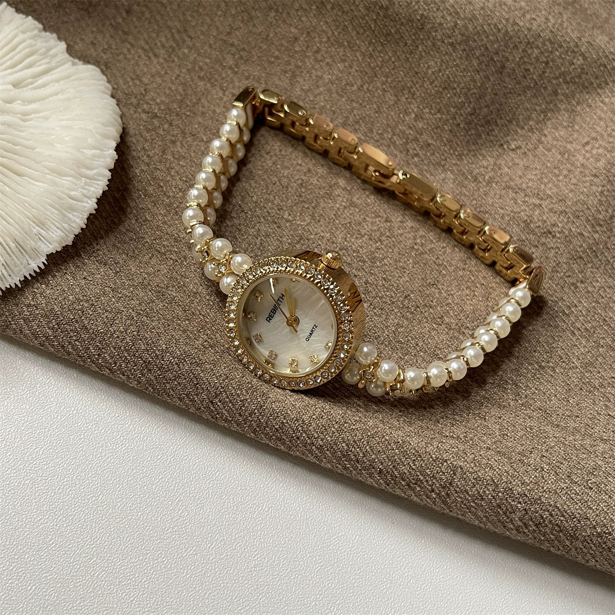 Bonnie Pearl Bracelet Watch - Gold (Round Double Pearl Row) [VUI0RUC5]