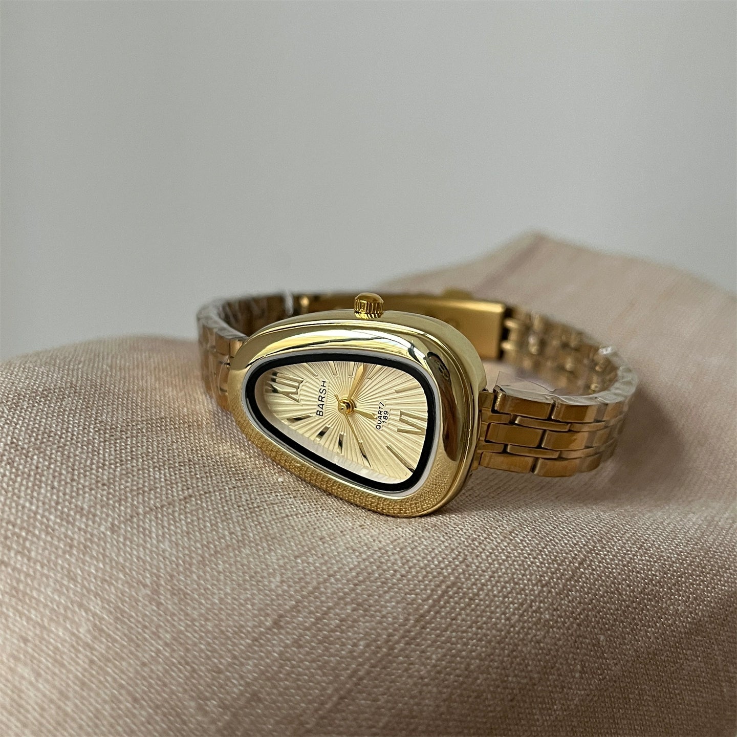Kenadie Vintage Snake Head Watch - Gold Steel Strap, Gold Face [OI8M0Z6G]