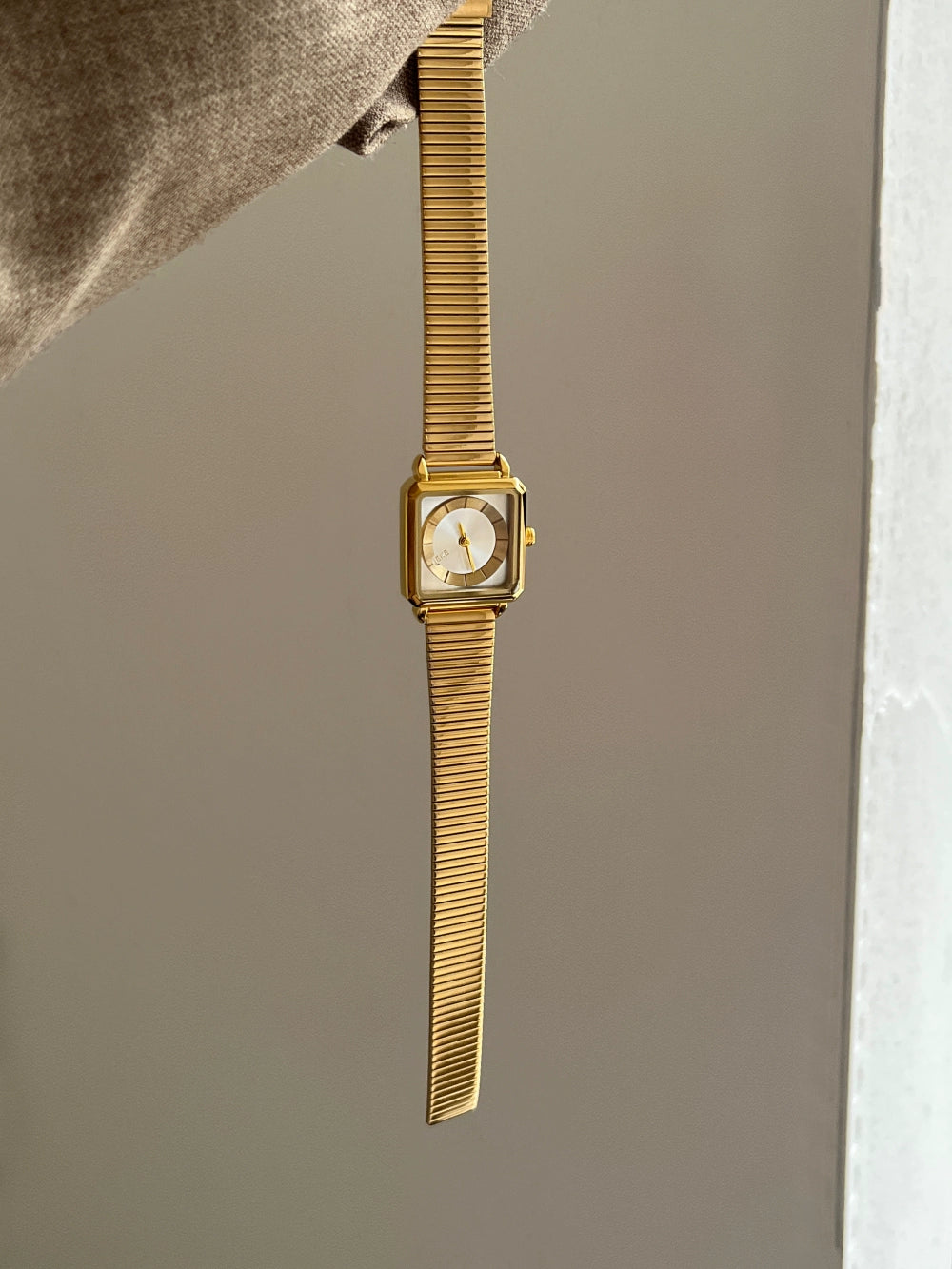 Amahia Retro Bracelet Watch - Gold Metal Bracelet White Face [WDSIQKB6]