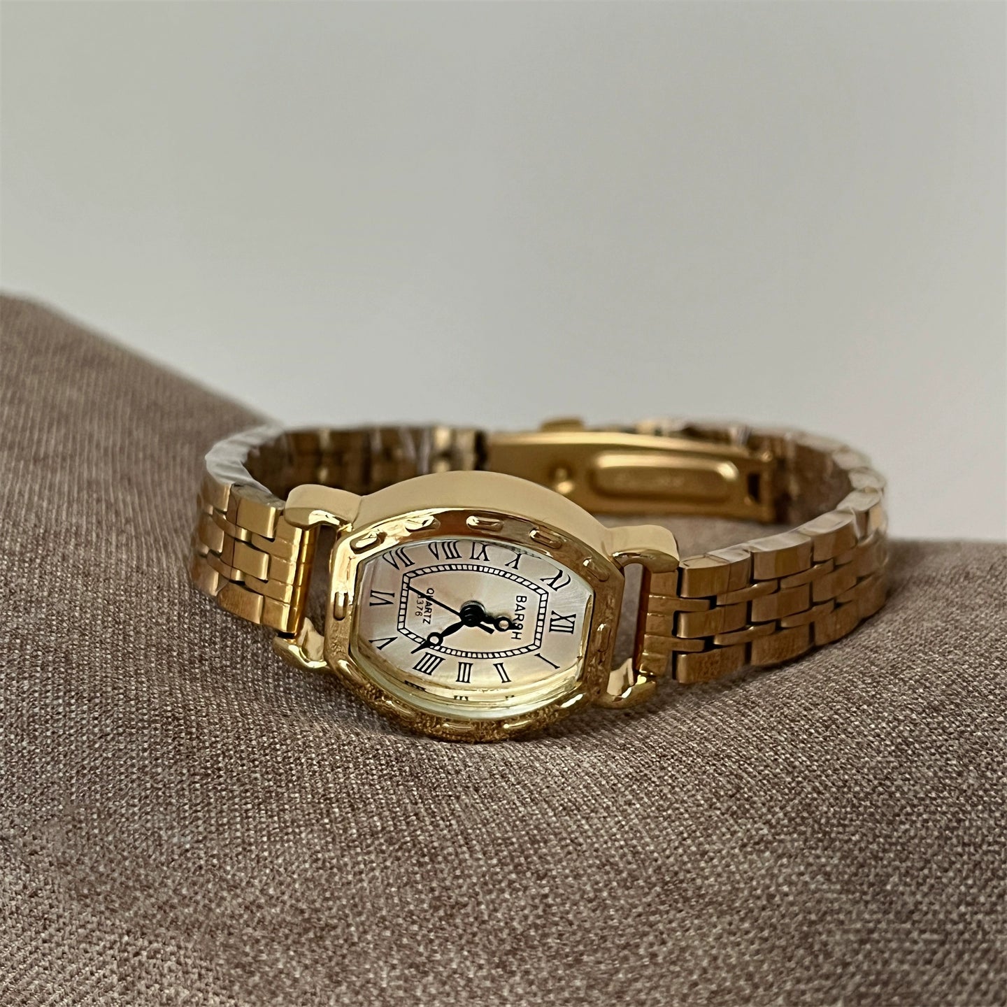 Aaryn Delicate Barrel Watch - Gold Band White Dial (Roman) [DEVANJ22]