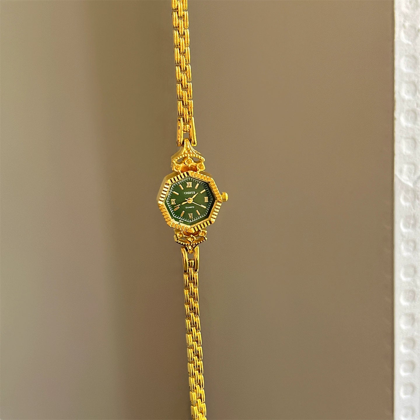 Ailey Vintage Bracelet Watch - Gold Strap, Green Dial (Chain Link) [5X89L3XZ]