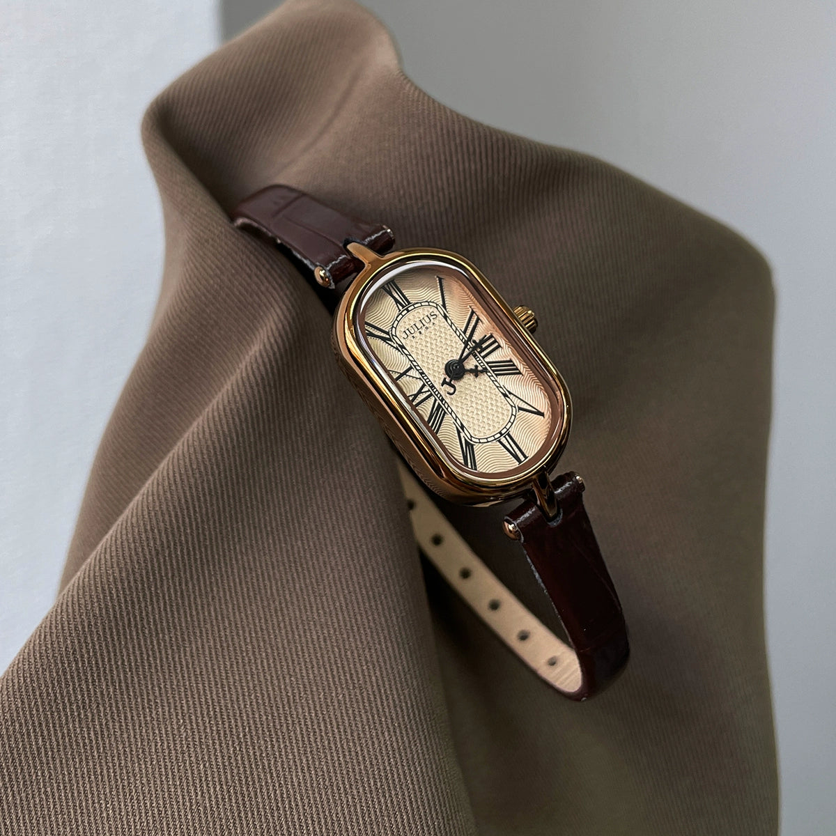 Rylynn Oval Leather Watch - Brown [EFK56GG0]
