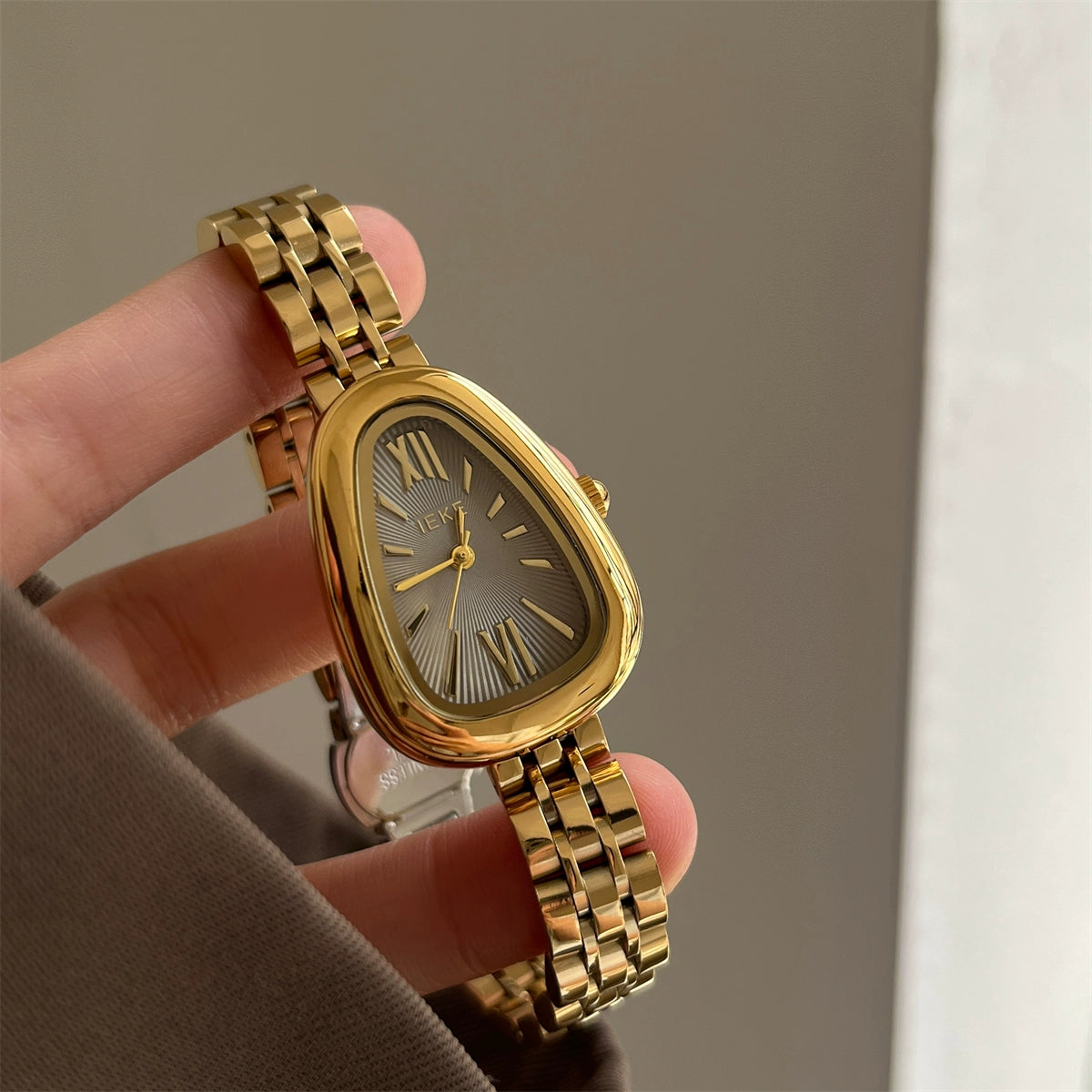 Violett Serpent Charm Watch - Snake Head - Gold Steel Strap with Grey Dial [PK3UF1O2]