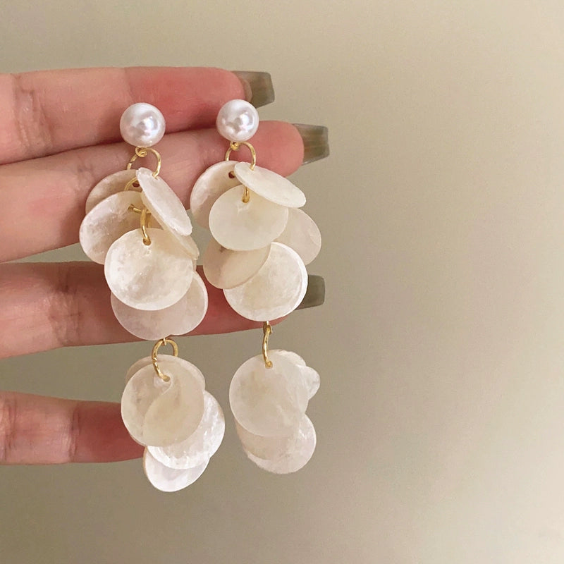Amaryah Pearl Flower Earrings - Off-White Shell Silver Needle [YR4JCTX1]