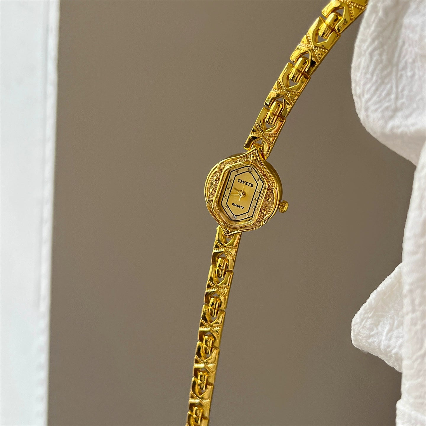 Dayami Square Dial Watch - Gold Strap Gold Dial (Flame X-Shape Bracelet) [XEK7SY86]