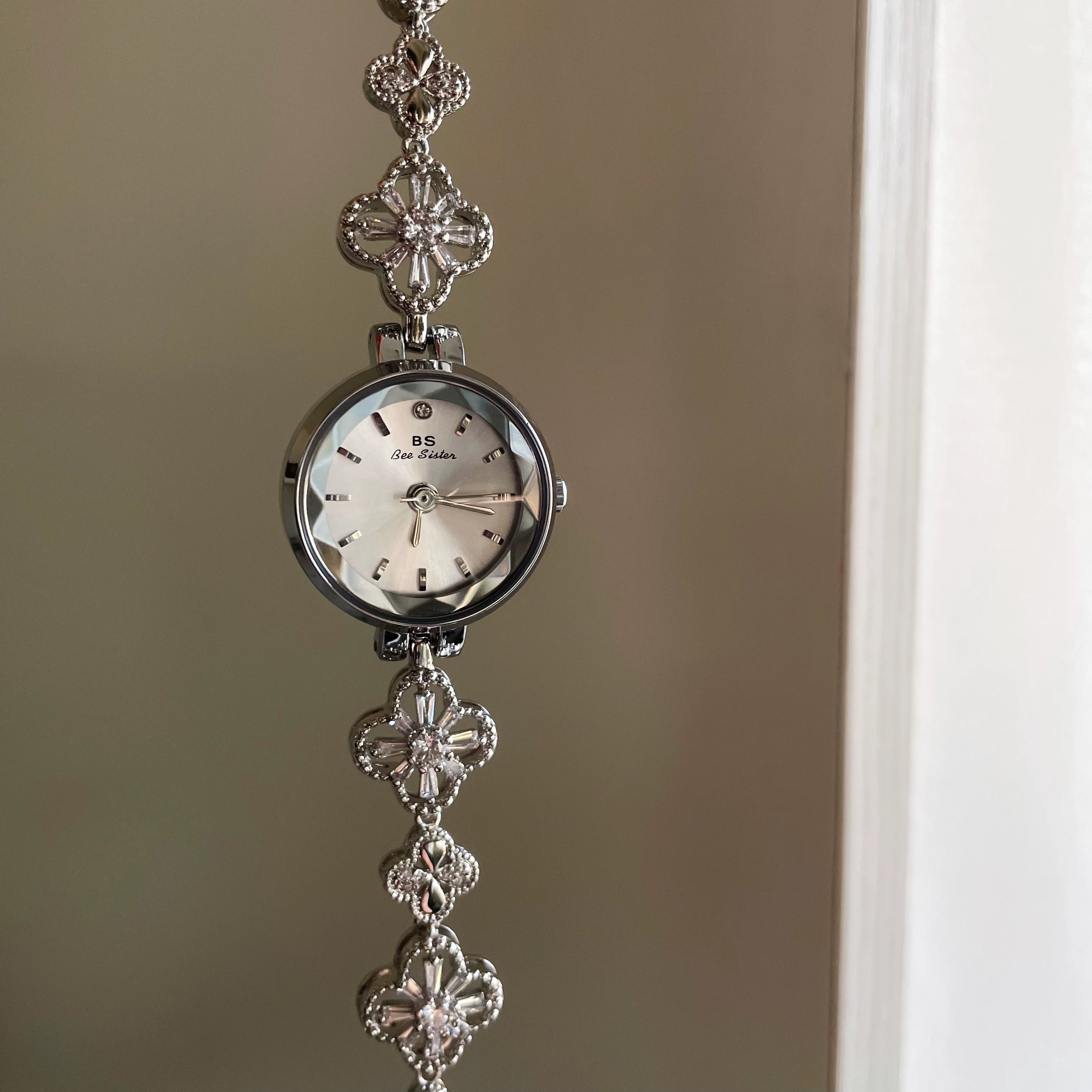Vada Clover Charm Watch - Elegant Silver [HZ79X9LW]