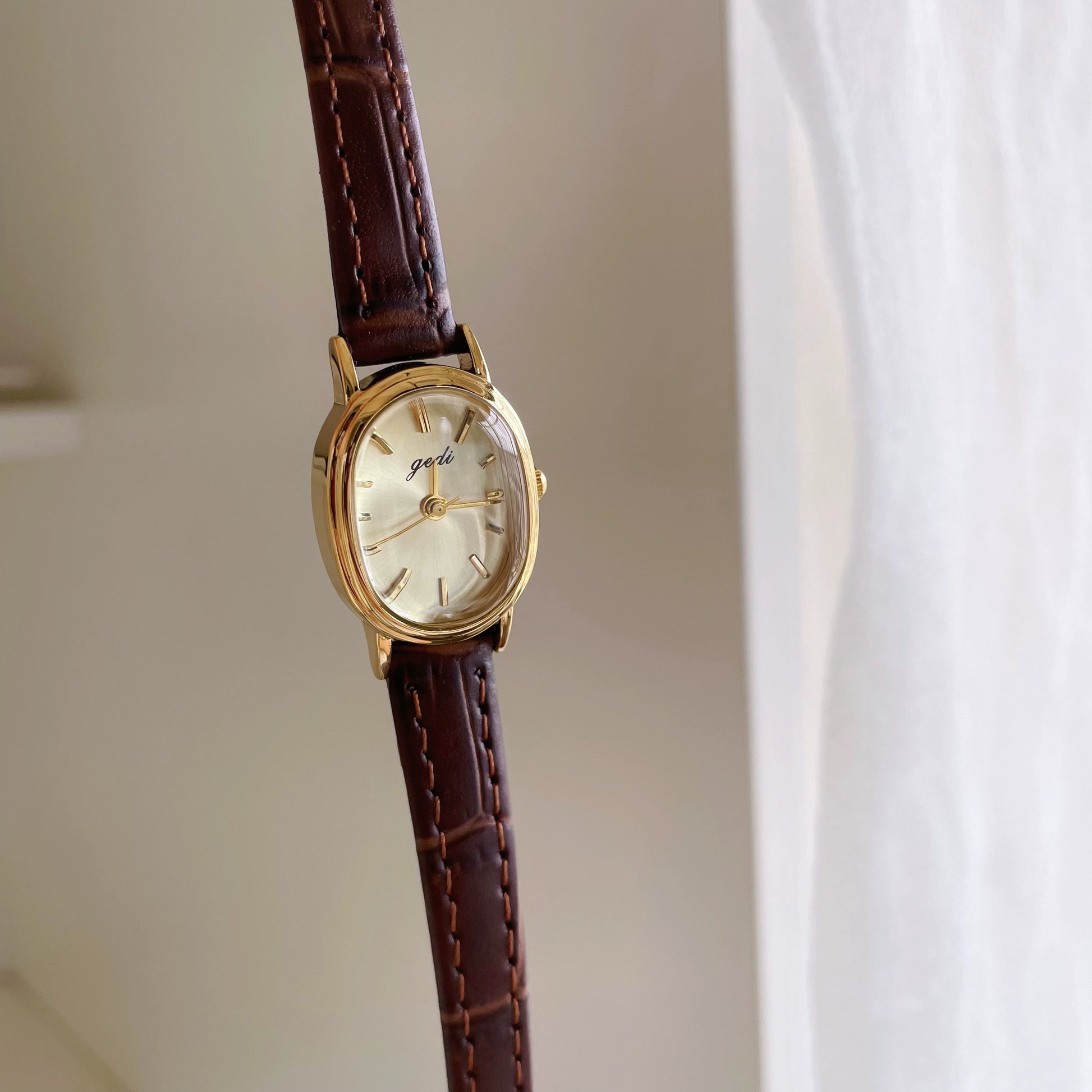 Vita Petite Oval Watch - Gold Case Brown Strap [P8NVMO4T]