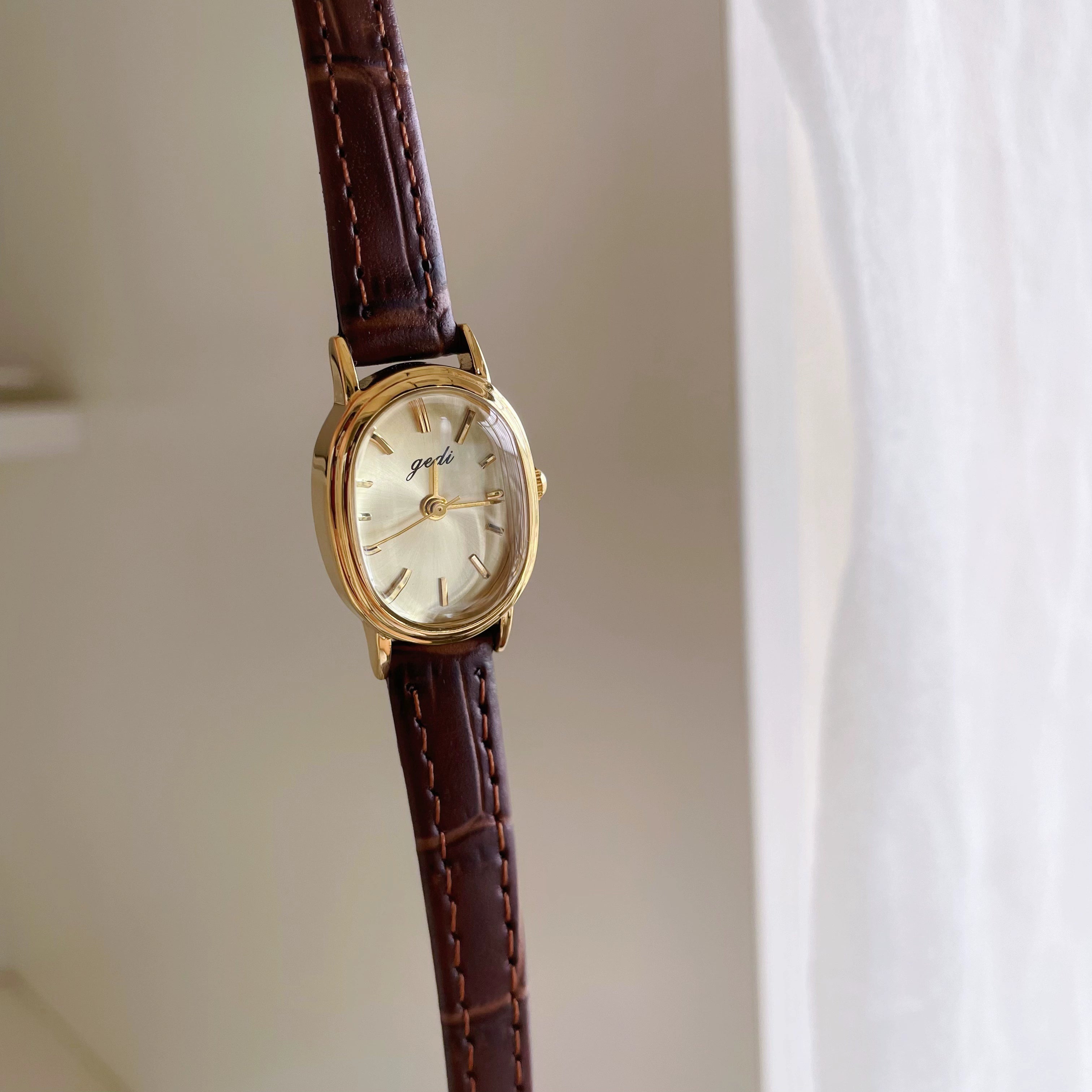 Vita Petite Oval Watch - Gold Case Brown Strap [P8NVMO4T]
