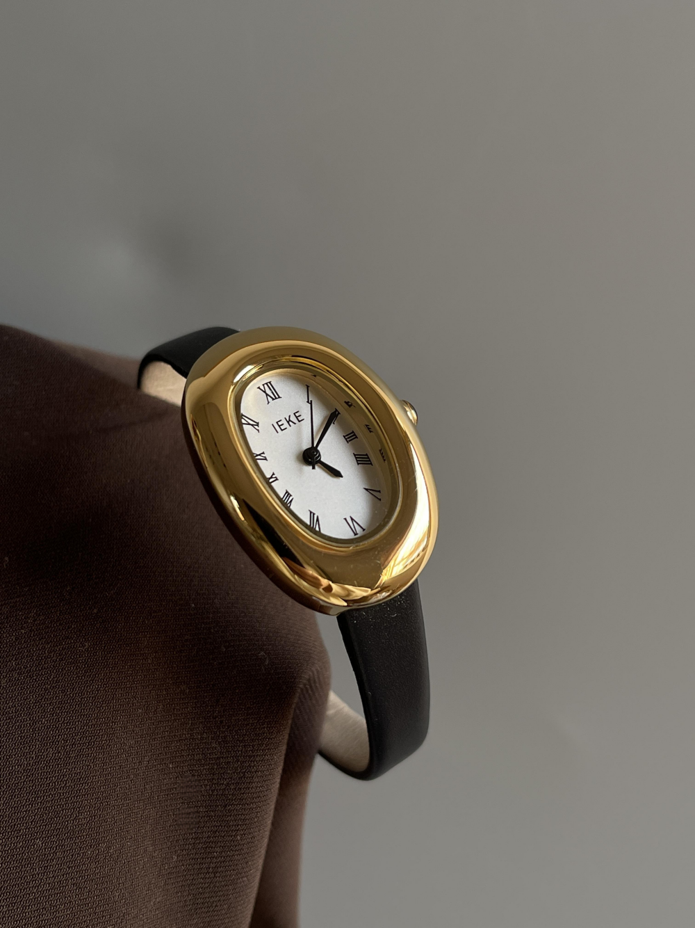 Scarleth Vintage Oval Watch - IEKE723 Dove Egg / Black Band Gold Frame White Dial [APA5PBEF]