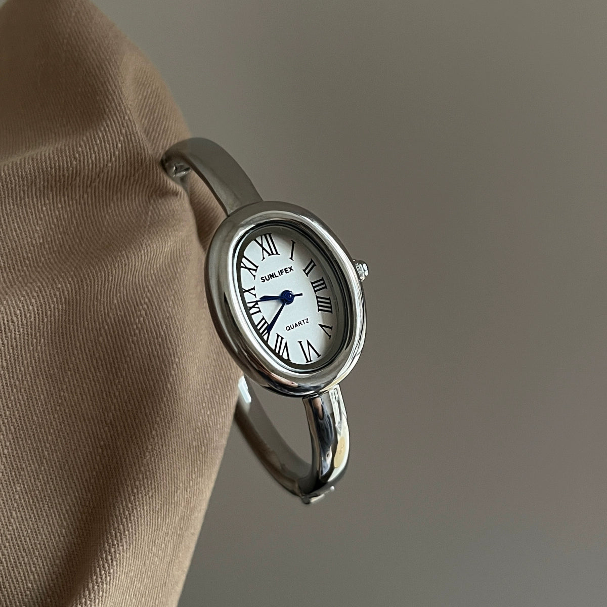 Scarleth Vintage Oval Watch - Silver Band White Dial (Roman Numerals) [DLHZ5WPC]