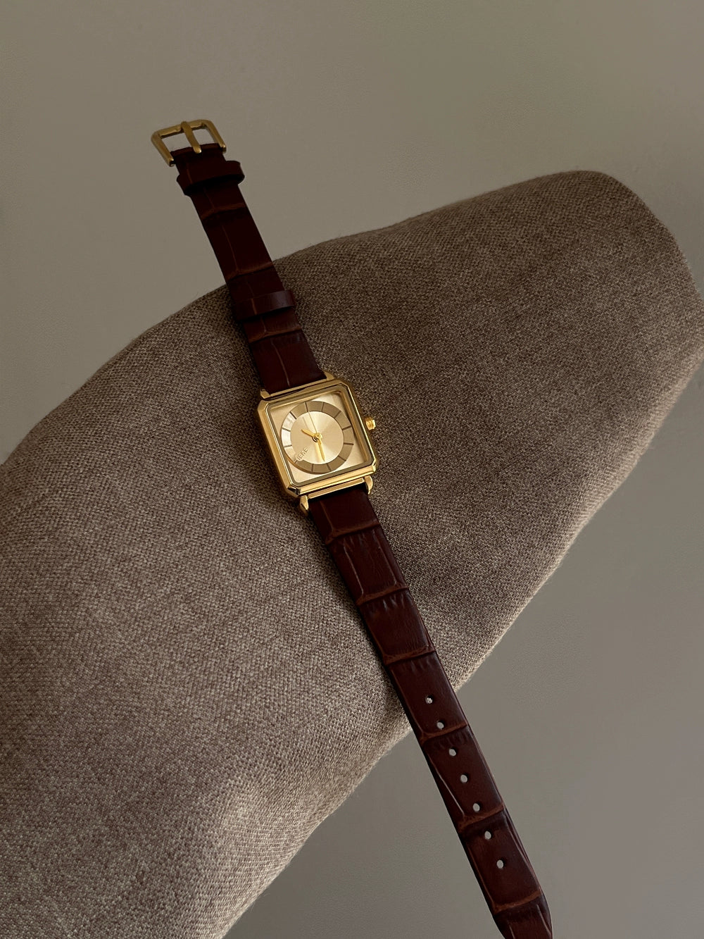 Amahia Retro Bracelet Watch - Coffee Leather Strap Gold Frame Gold Face [VHOW64OB]