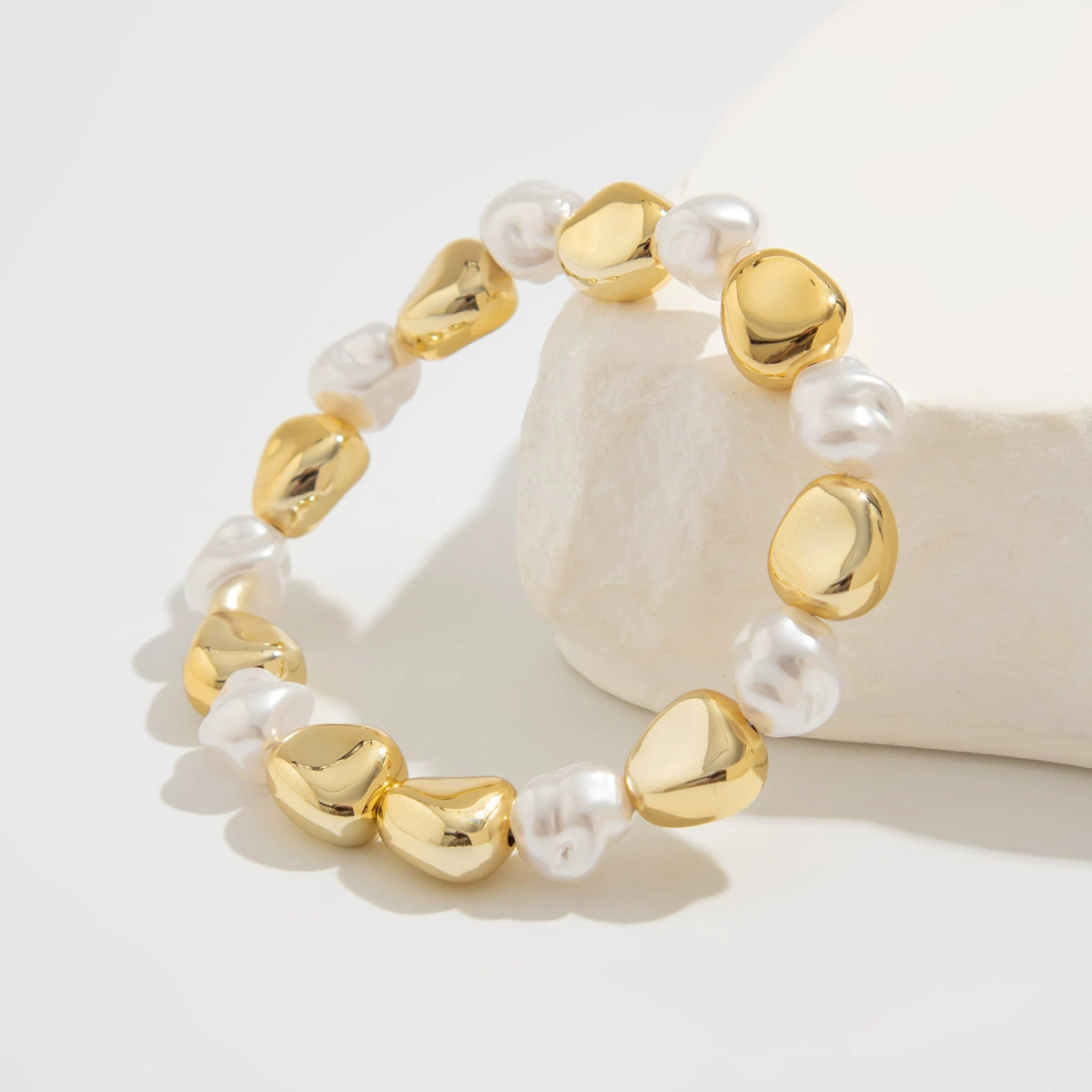 Juliana Asymmetric Pearl Jewelry - Chain Bracelet 03 Gold with White [NO4E9ZQW]