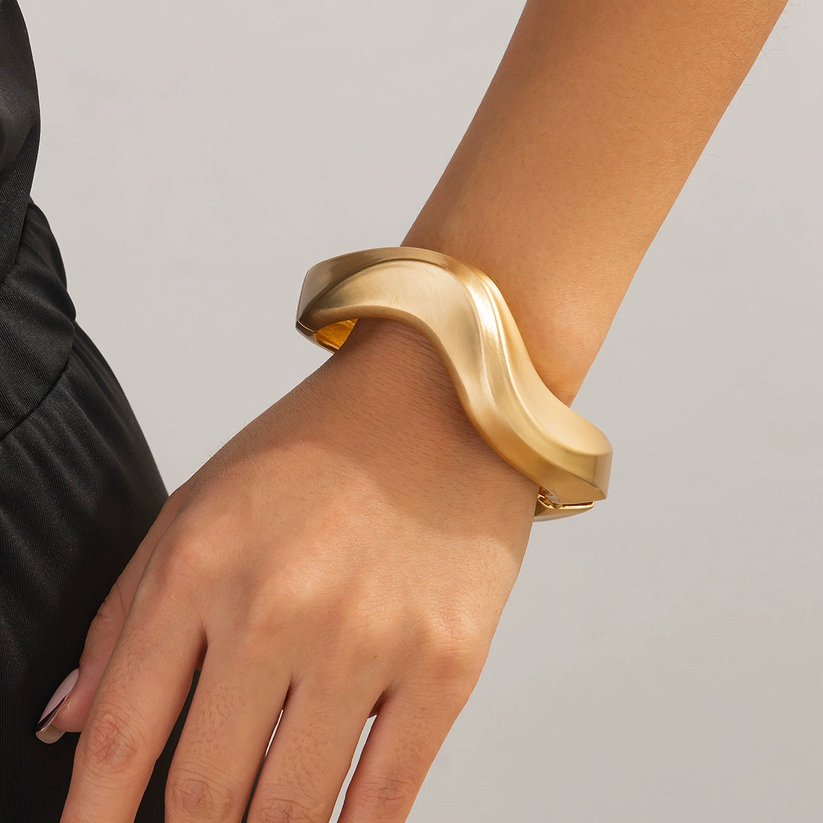 Lyana Asymmetric Water Drop Cuff - Style 02 - Brushed Gold [GQLKOJD7]