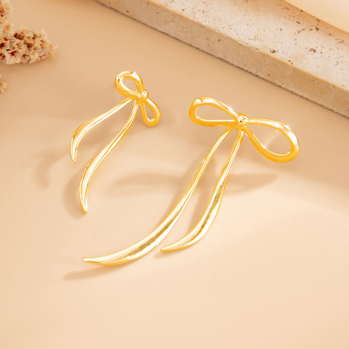 Amal Sculpted Bow Studs - Gold [SY137RCF]