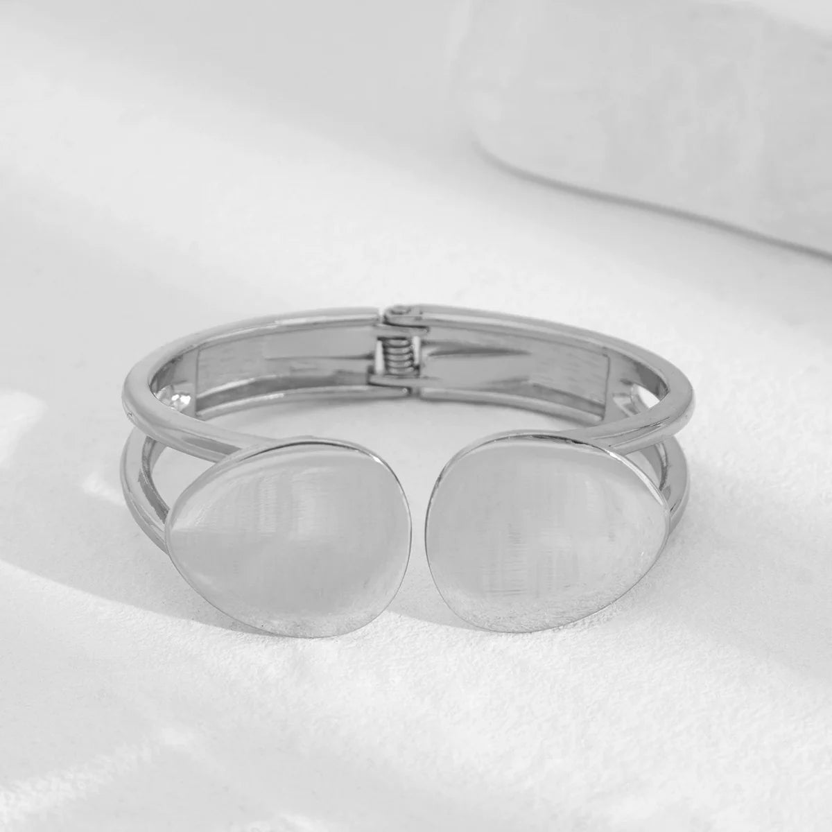 Glory Modern Geometric Bangle - Round Disc Silver