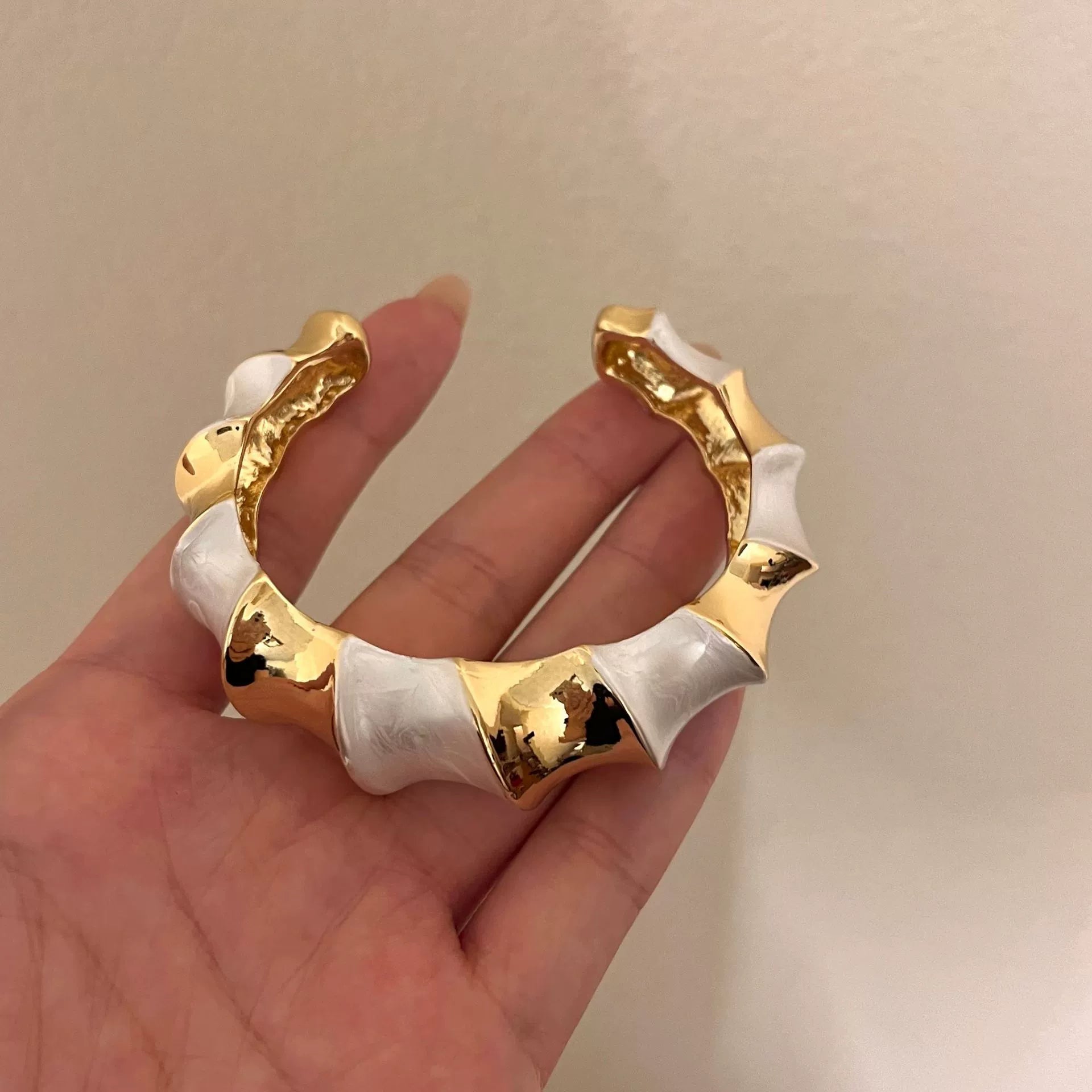 Cristal Bold Enamel Cuff Bracelet - Silver-White Wide Version [8G499RHJ]