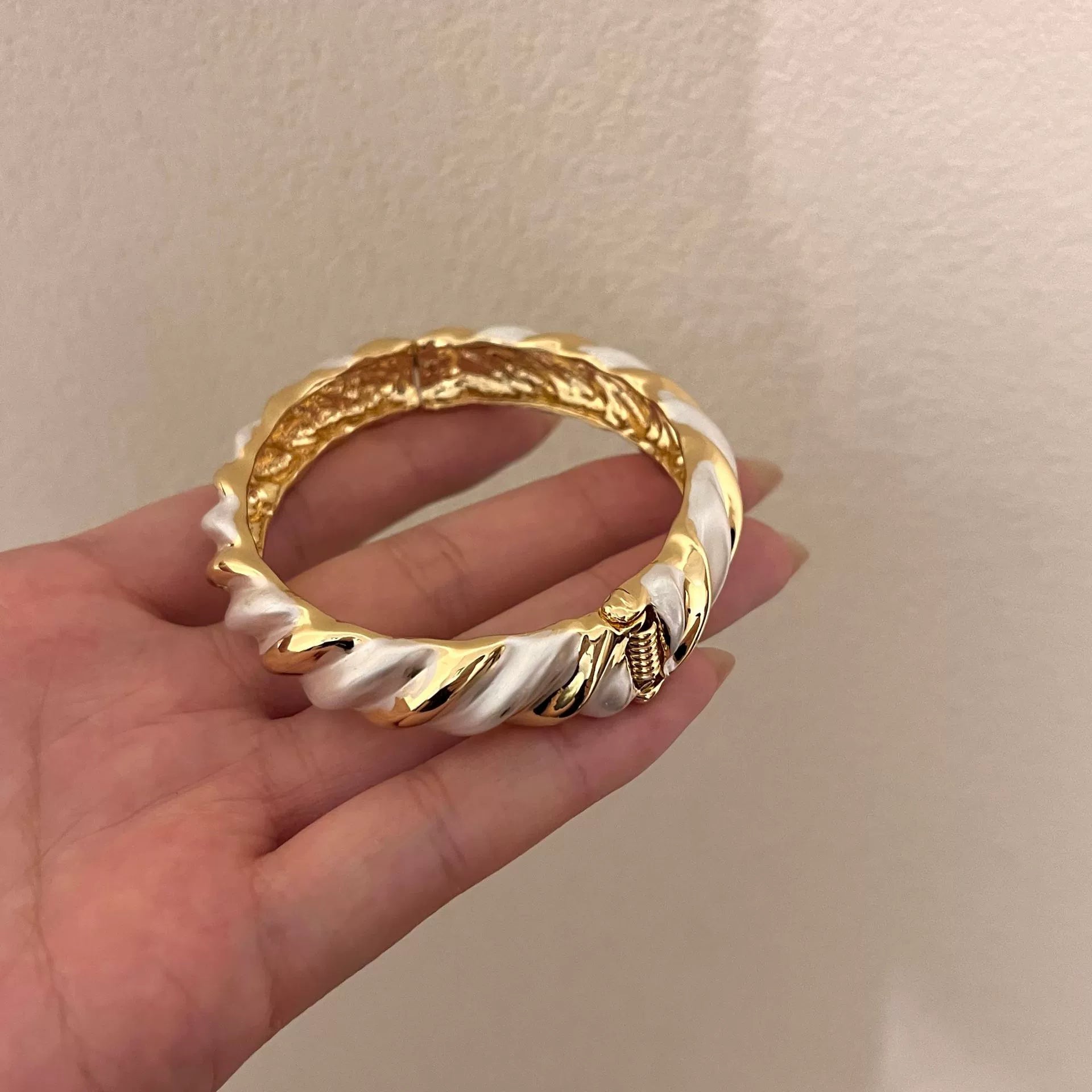 Cristal Bold Enamel Cuff Bracelet - Silver-White Narrow Version [AX68ZW7E]