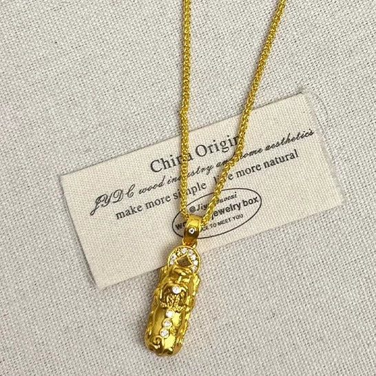 Chloey Fortune Charm Necklace - Pixiu Pendant Necklace (Gold Plated) [589WAR0N]