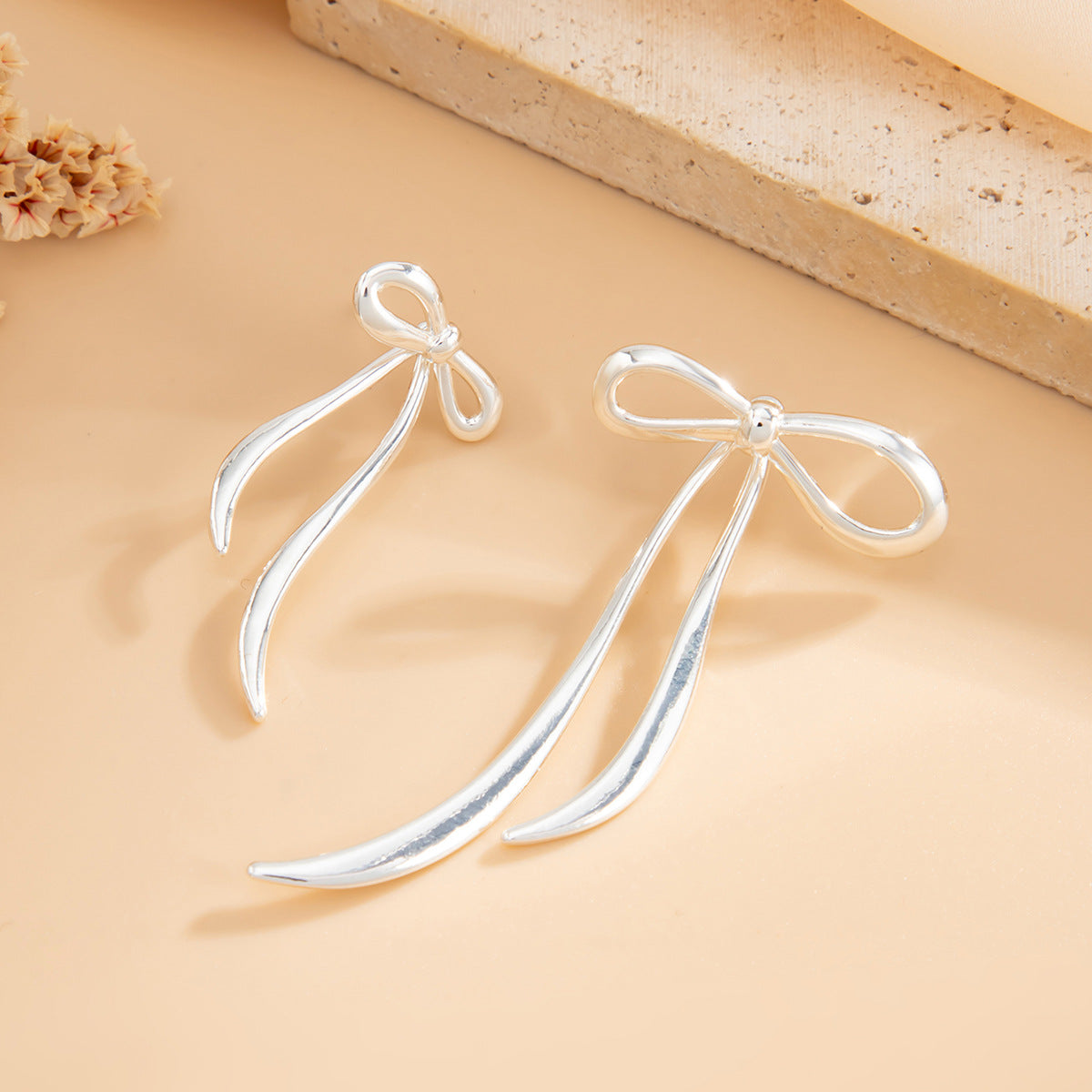 Amal Sculpted Bow Studs - Silver [T2KJECI2]