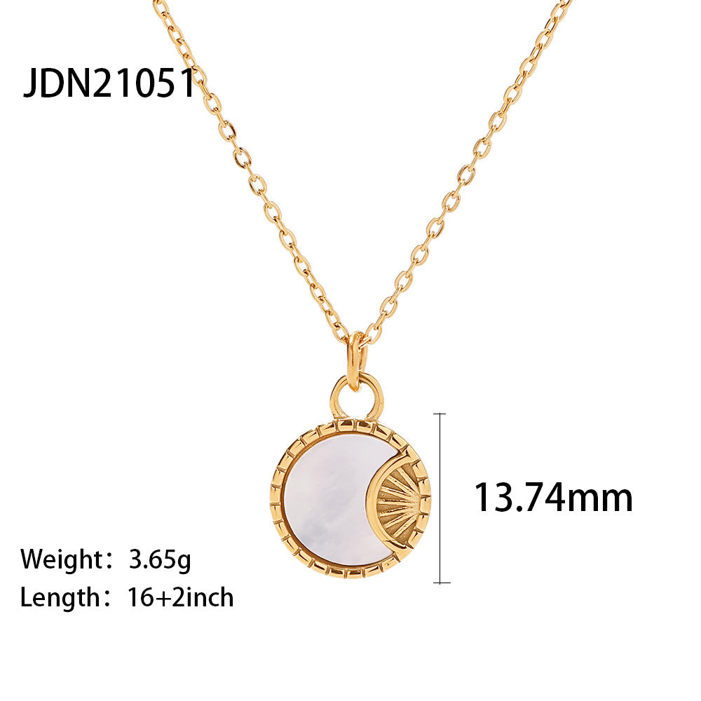 Nova Celestial Pendant Necklace - Moon Pendant [1MH0E1XQ]