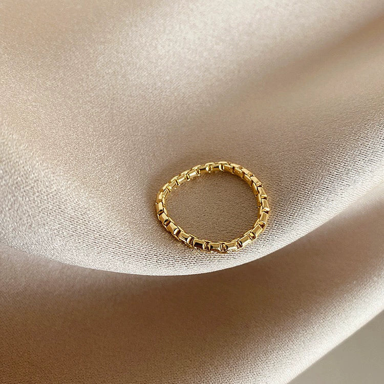 Carol Pearl Chain Ring - Metal Chain Style