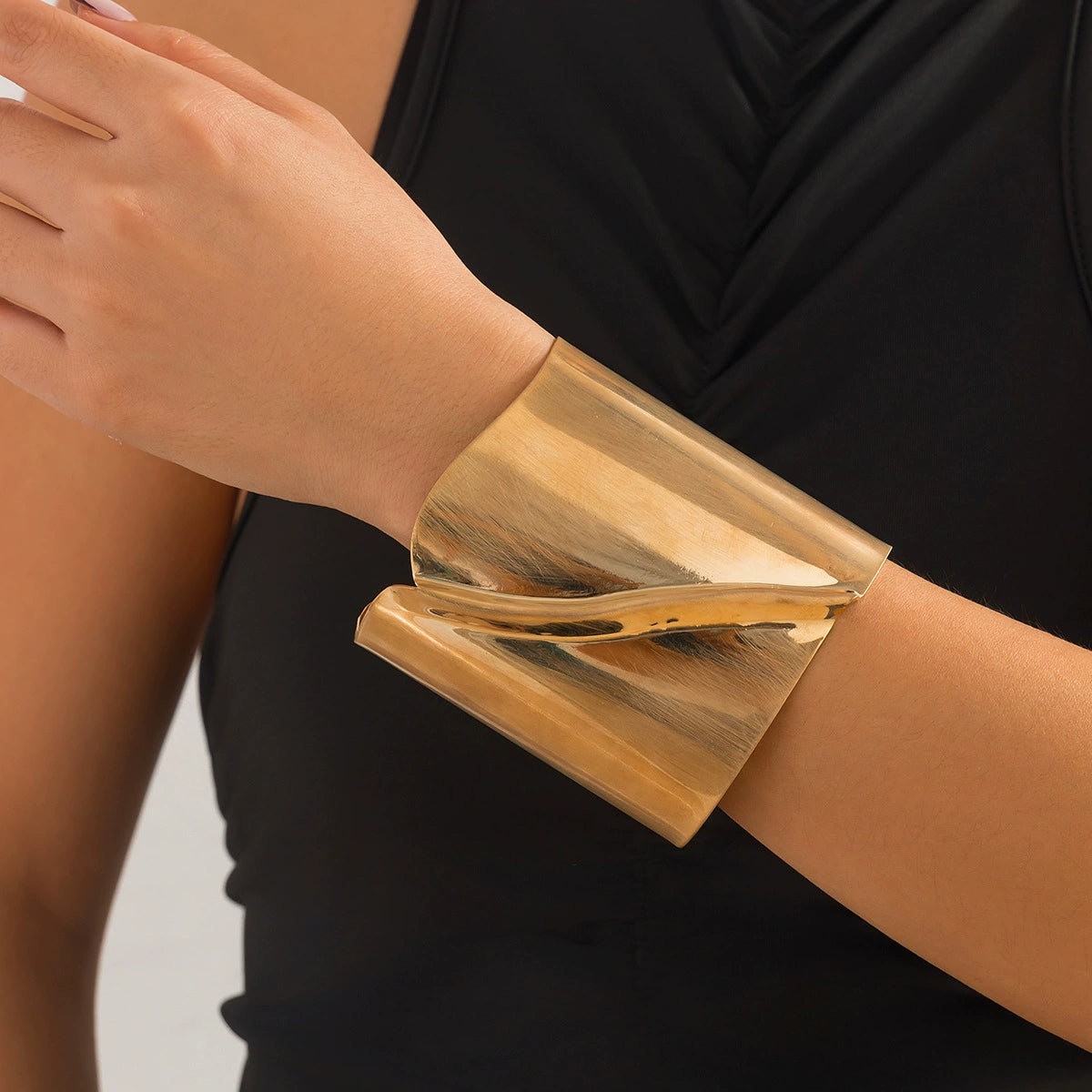 Iyanna Sculpted Metal Cuff - Gold [PNJ6OKWK]