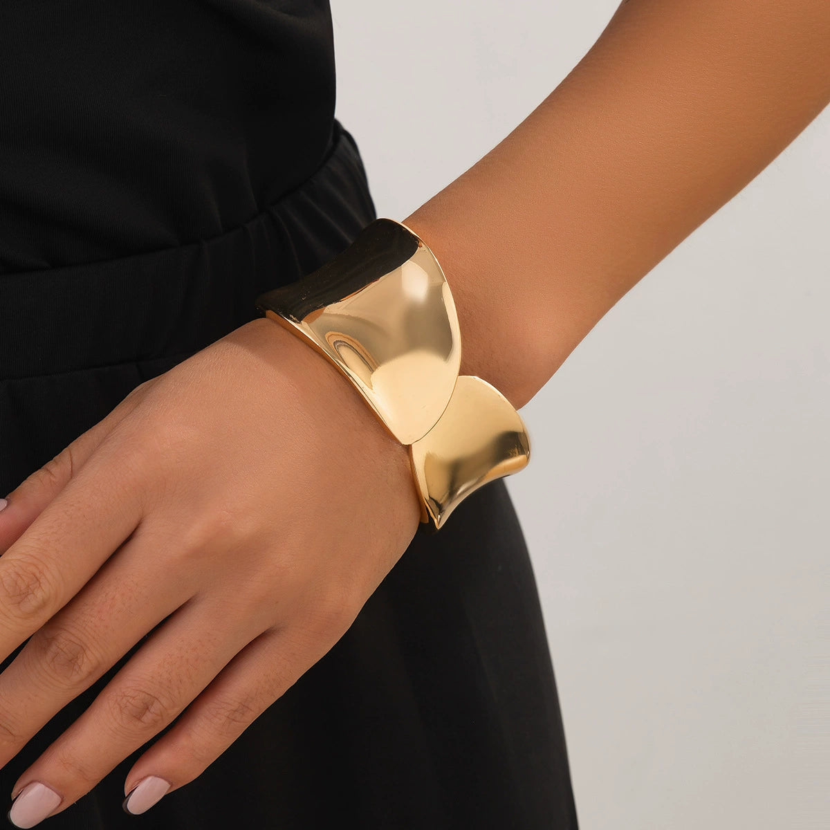 Lilyth Sculpted Cuff Bracelet - Gold (Design 02) [EHYXPSHL]