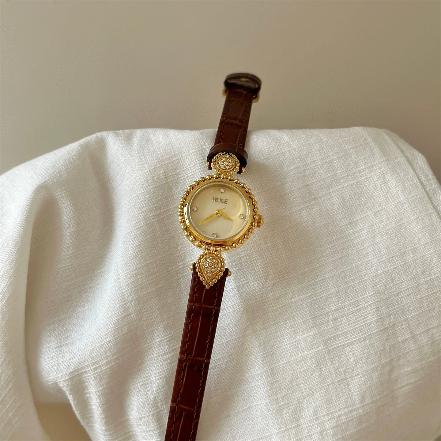Amia Mother-of-Pearl Watch - Coffee Leather, Gold Frame, Gold Face [06UVRAOF]