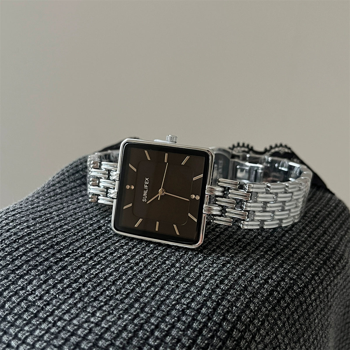 Adeena Mid-Century Watch - Silver Band Black Dial [29CZ2P8D]