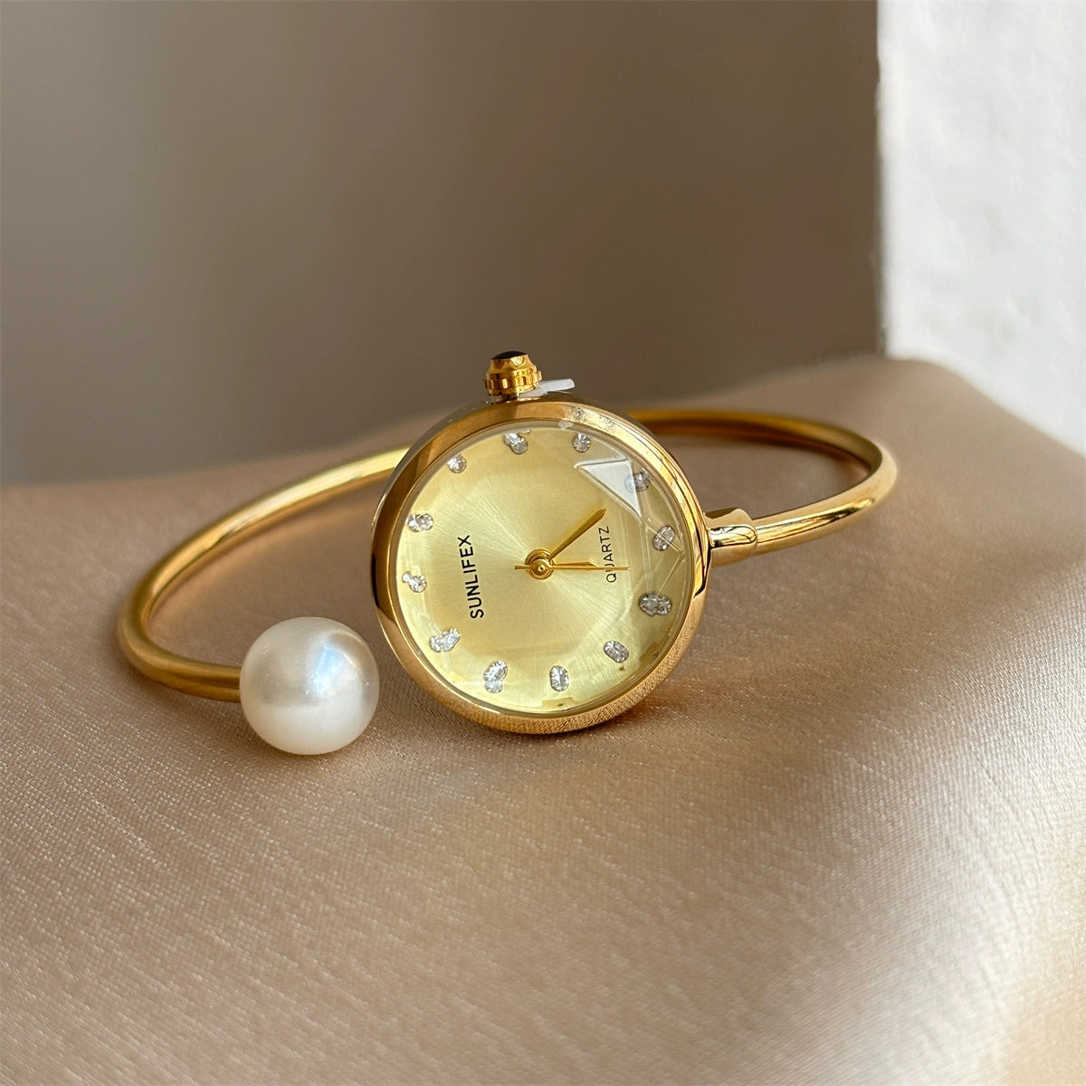 Livvy Pearl Bracelet Watch - Gold Band Gold Face (Round Diamond Dial) [C8SDKN3N]