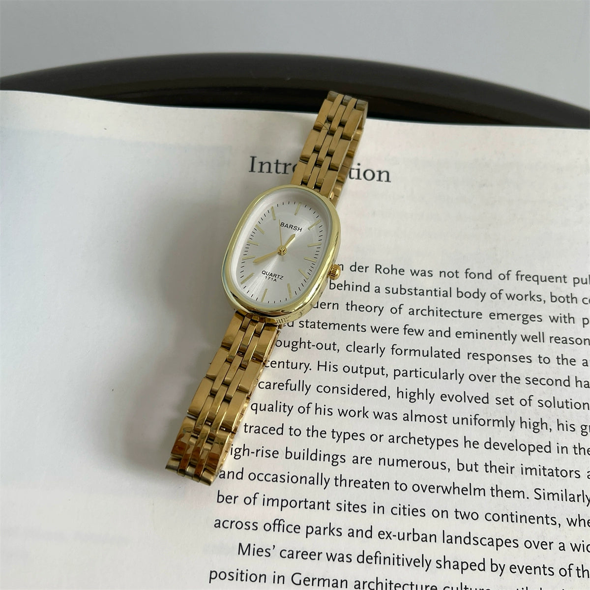 Harlan Retro Oval Watch - Gold Band, White Dial with Stick Indices [DVGEXSFY]