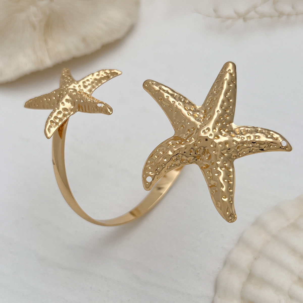 Zaryah Sculpted Cuff Bracelet - Gold Starfish [ZLOQBF9U]