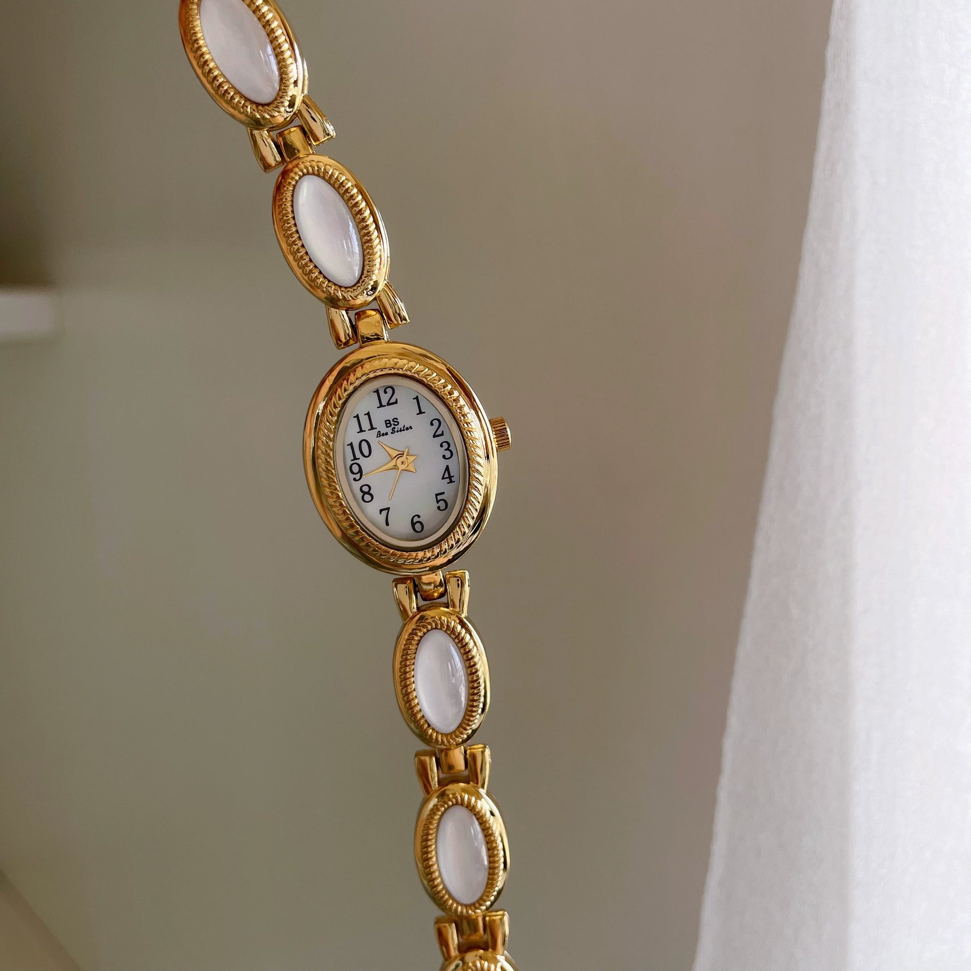 Makenzee Mother-of-Pearl Oval Wristwatch - Gold Case White Dial [ASUDP5QI]