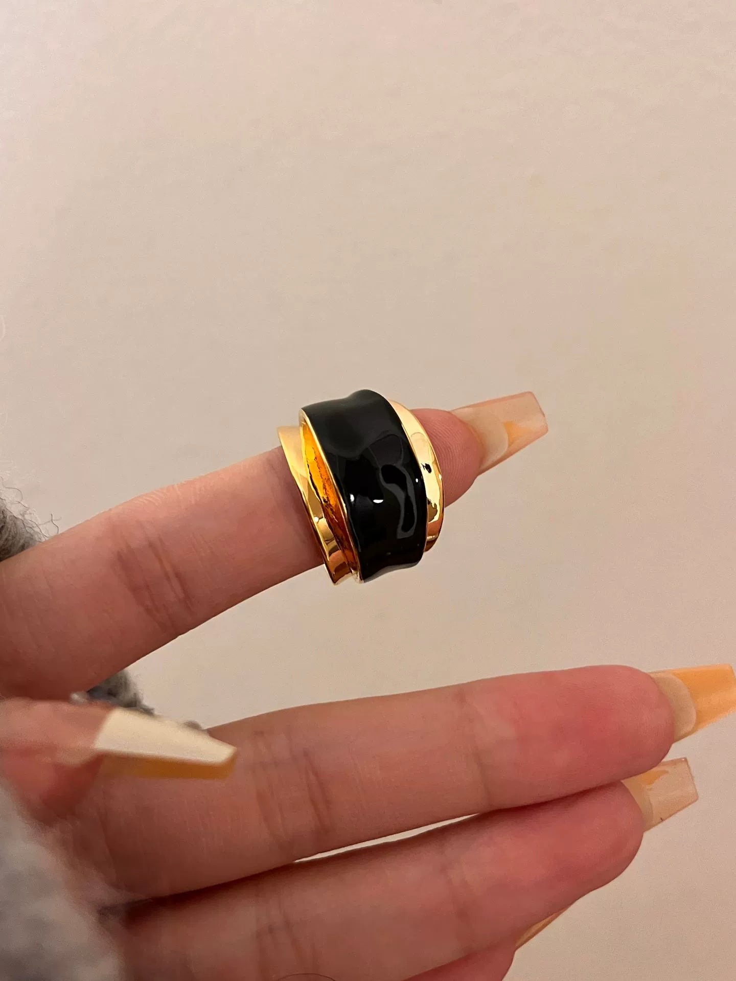 Gwyneth Maillard Enamel Ring - Gold Base Black Ring [WAQT6HI0]
