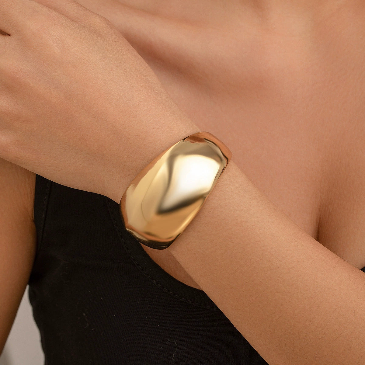 Thea Sculptural Cuff Bracelet - Gold (Design 04) [TV4UE1ZC]