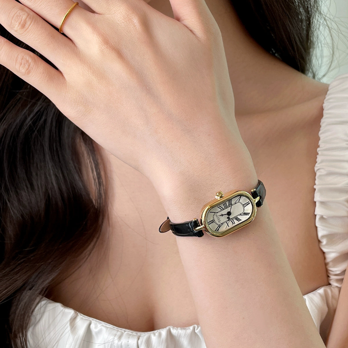 Evey Petite Oval Watch - Black Strap [BWL8WZUK]
