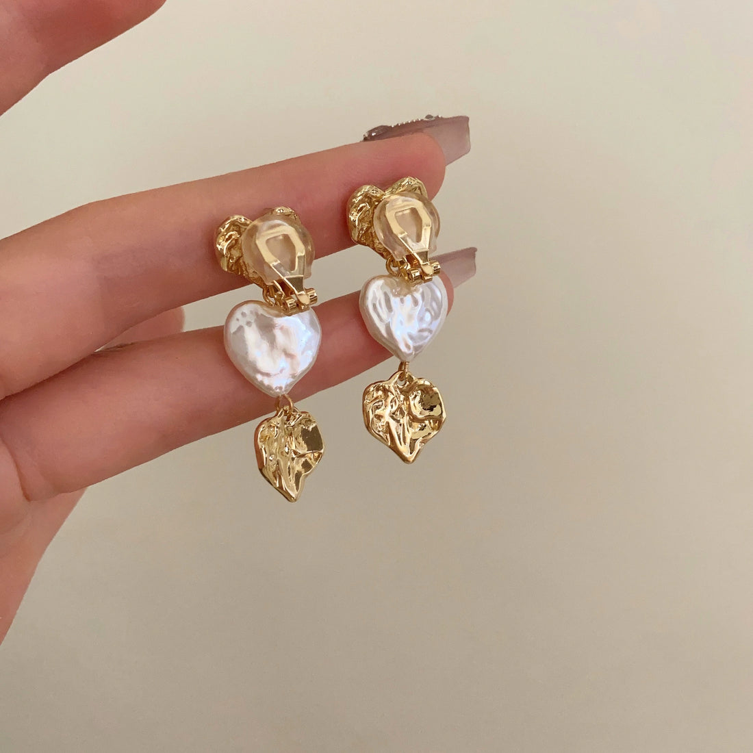 Lara Pearl Heart Earrings [FTTYIBLF]