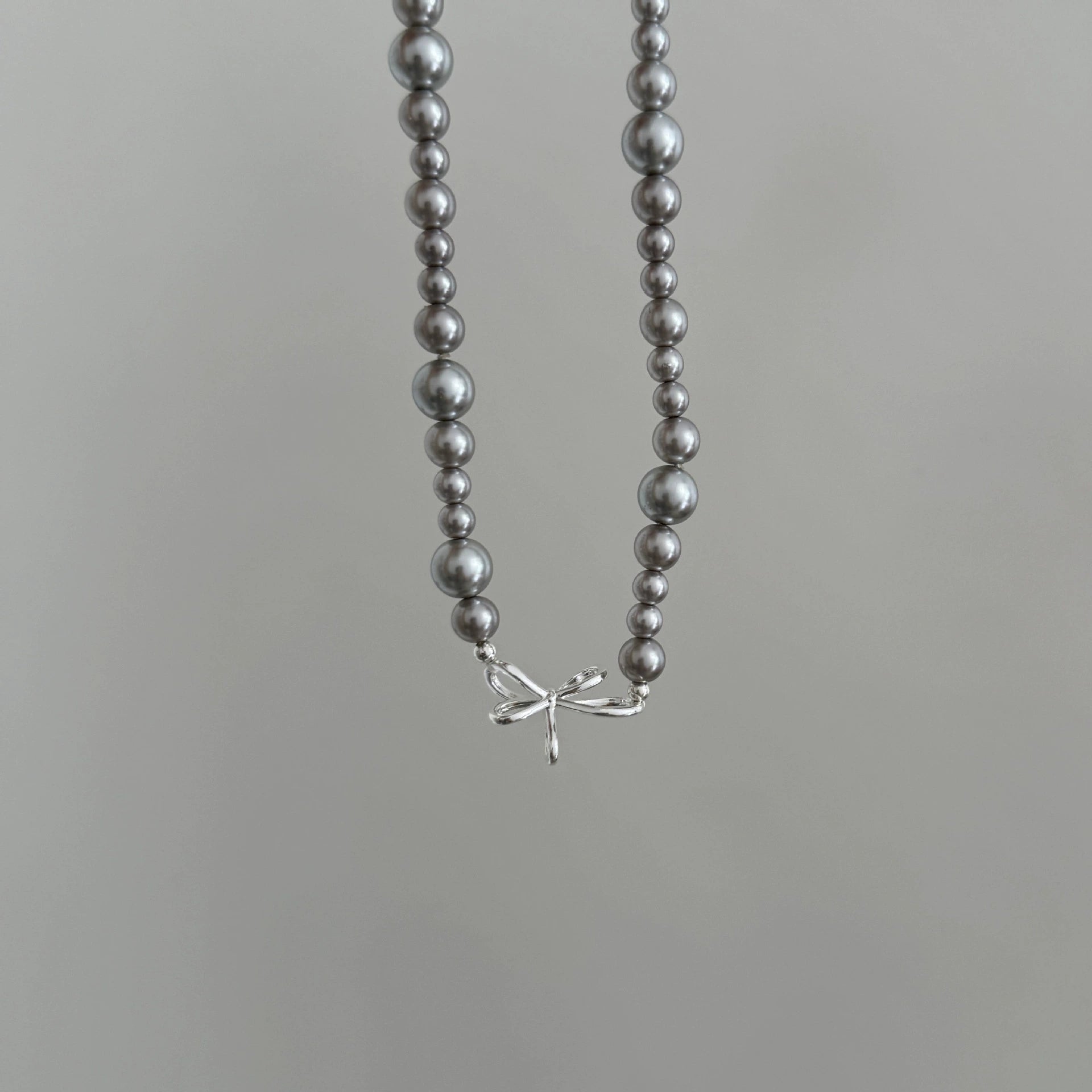 Harlo Pearl Bow Necklace - Grey Necklace [D93LMXGA]